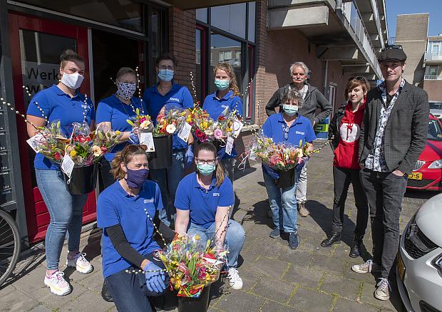 https://alphenaandenrijn.sp.nl/nieuws/2020/04/een-hart-onder-de-riem-van-collega-jenny-een-bosje-bloemen-voor-thuiszorgmedewerkers